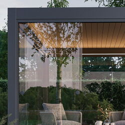 Bioklimatische Pergola mit Glasschiebeelmenten